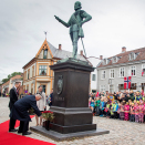 8. september: Kong Harald besøker Fredrikstad i anledning byens 450-årsjubileum. Kongen  plasserte blomster ved statuen av Kong Frederik II, som ga byen sitt navn.  Foto: Heiko Junge / NTB scanpix